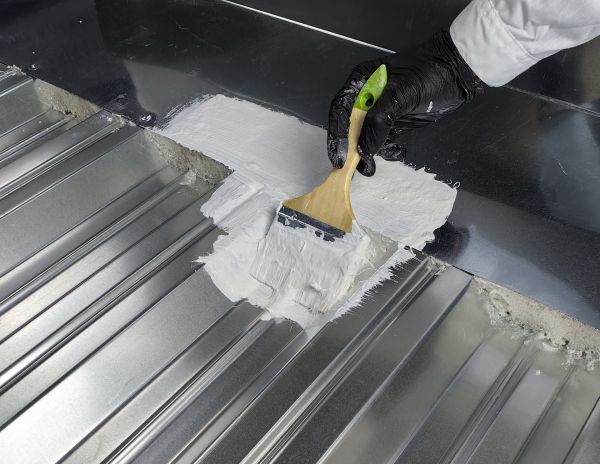 Elastomeric 911 Fiber: безупречная гидроизоляция сложных узлов и примыканий металлических и шиферных кровель