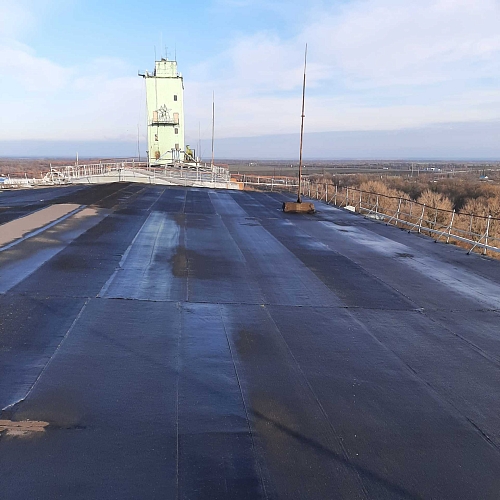 Старое руллонеое покрытие на кровле элеватора