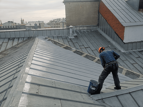 Нанесение гидроизоляционной мастики Elastomeric Systems на кровлю