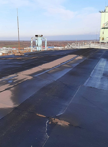 Старое руллоное покрытие на кровле силосного элеватора